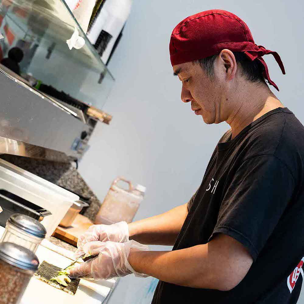 Medarbejder fra Oshio i Hvidovre laver sushi. 